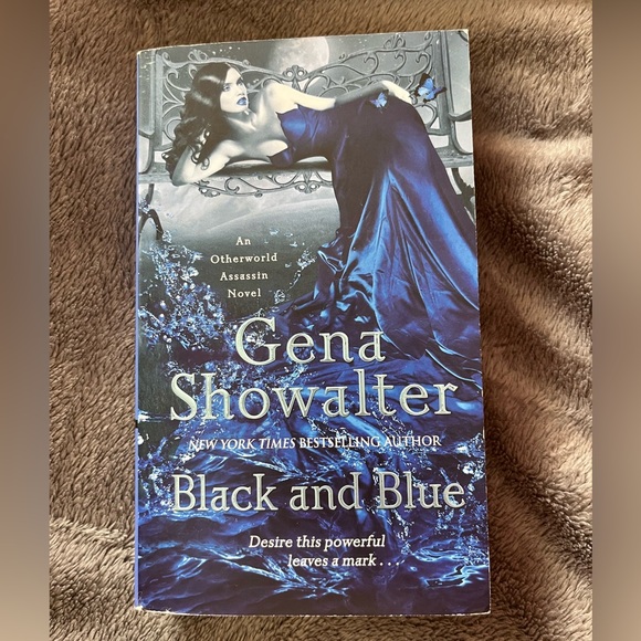 5 Paperbacks - Picture 9 of 10